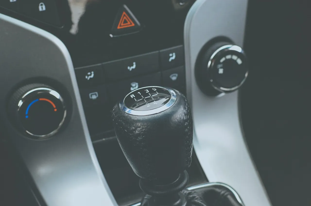 Automatic vs Manual rental car, how to choose the right car for you